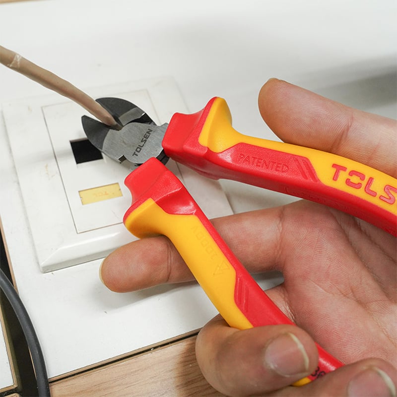Using insulated diagonal cutting pliers from Tolsen 15Pcs Insulated Hand Tools Set to cut wire